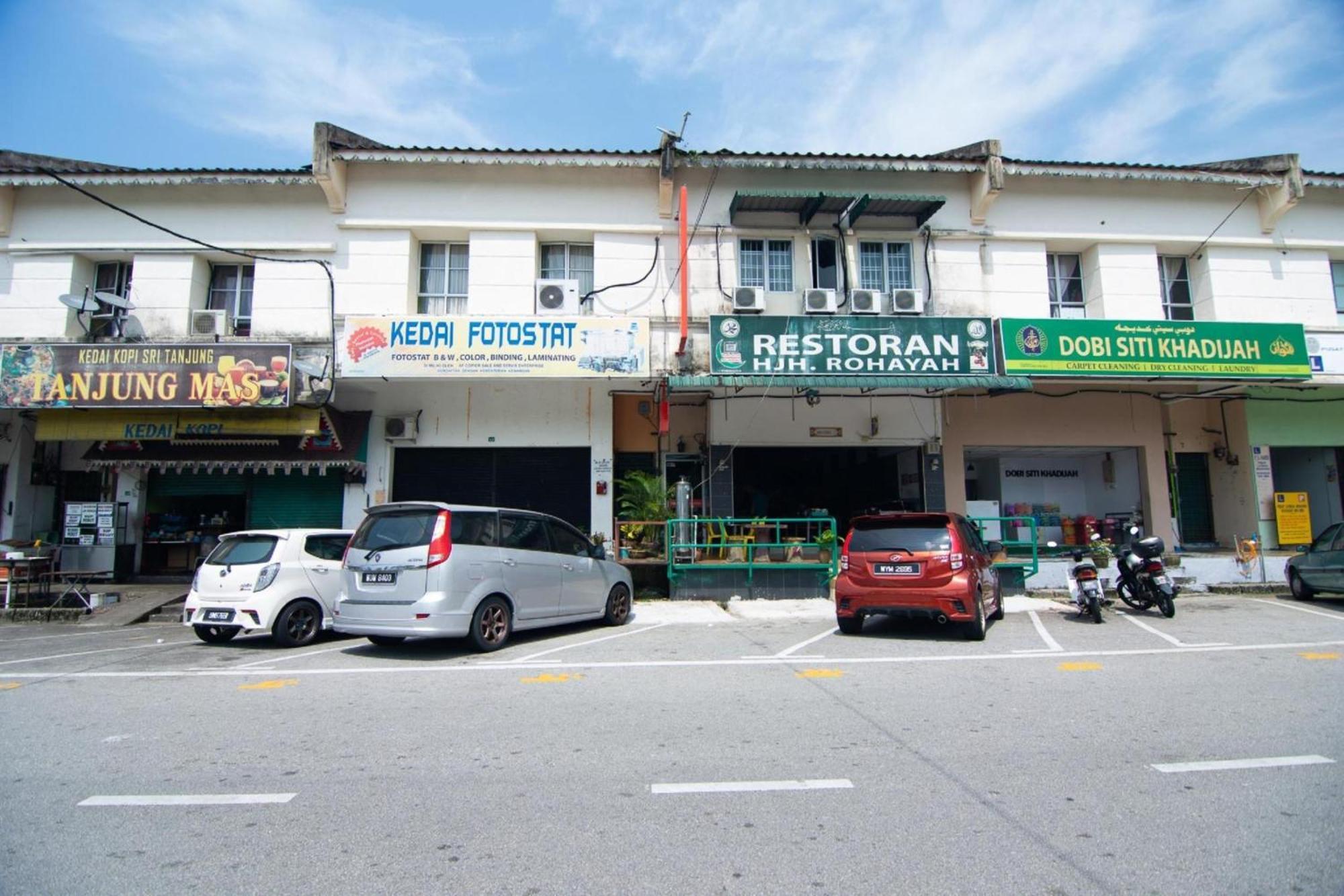 Oyo 1224 Hotel Hajah Rohayah Tanjong Malim Eksteriør billede